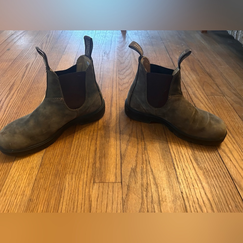 Blumdstone 585 Chelsea Boots in Rustic Brown. Size 5 men’s/ 6.5 Women’s
